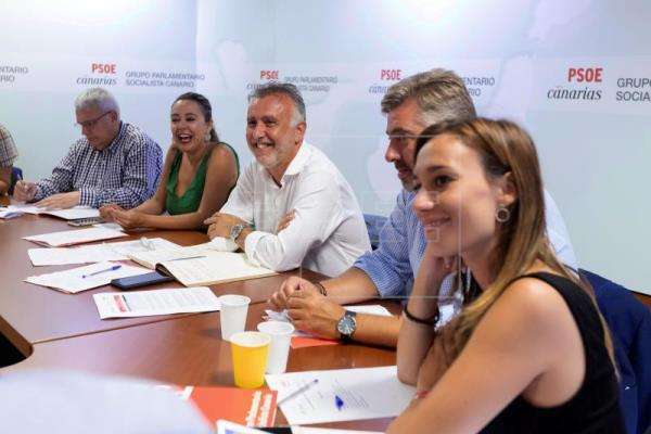 El secretario general del PSOE en Canarias, Ángel Víctor Torres (3d), durante la reunión con el Grupo Parlamentario Socialista en el Parlamento de Canarias (Foto EFE/Ramón de la Rocha)